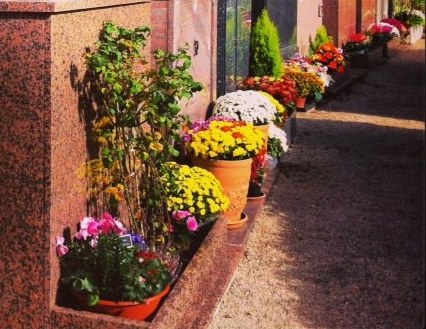 47. Tousaint grave decoration