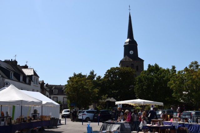134. Book sale at Port Locmariaquer